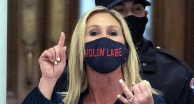 Η βουλευτής με την μάσκα «Μολών Λαβέ» που πιστεύει στην συνωμοσία QAnon