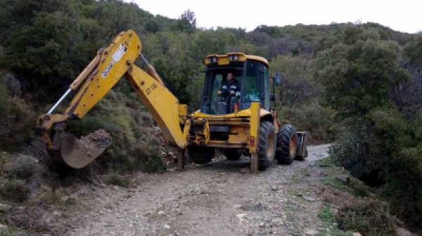 Πάτρα: Οι εργαζόμενοι του Δήμου αποκαθιστούν τις ζημιές από την κακοκαιρία