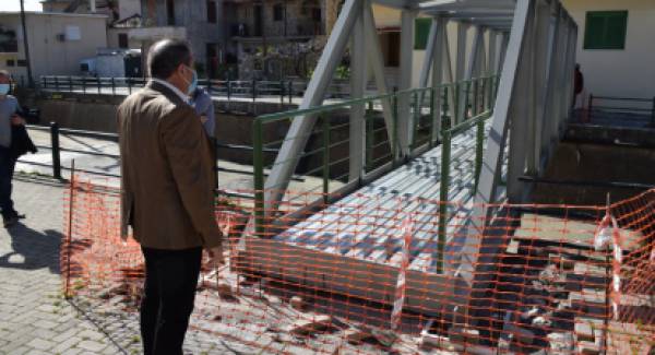 Τοποθετήθηκε η μεταλλική πεζογέφυρα στο ρέμα Ξερίλα Καλαμάτας