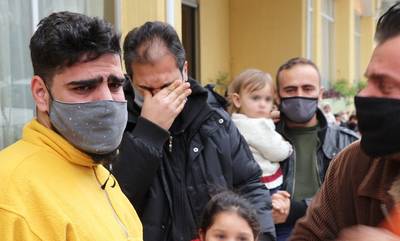Σπάρτη: Στο δρόμο οικογένειες προσφύγων, κλαίνε και παρακαλούν για λίγη ακόμα ανθρωπιά!