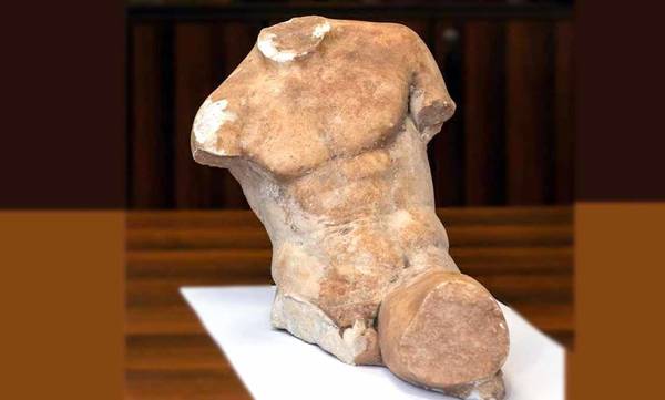 Πωλούσε άγαλμα του 5ου π.Χ. αιώνα αντί €100.000 και συνελήφθη (video)