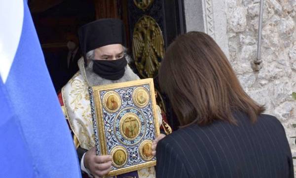 Η Πρόεδρος της Ελληνικής Δημοκρατίας δεν ασπάζεται το Ιερό Ευαγγέλιο;