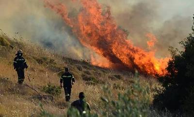Μάνη: Μαίνεται η φωτιά που ξέσπασε στην περιοχή Κοκκάλα