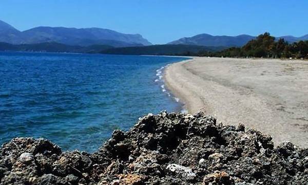 Εθελοντικός καθαρισμός της παραλίας Μαυροβουνίου, στο Γύθειο