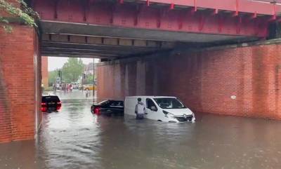 «Πνίγηκε» στη βροχή το Λονδίνο - Δρόμοι ποτάμια από πρωτοφανείς πλημμύρες