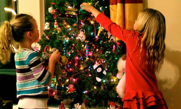 5 tips για να συμπεριλάβετε τα παιδιά στο στολισμό του δέντρου