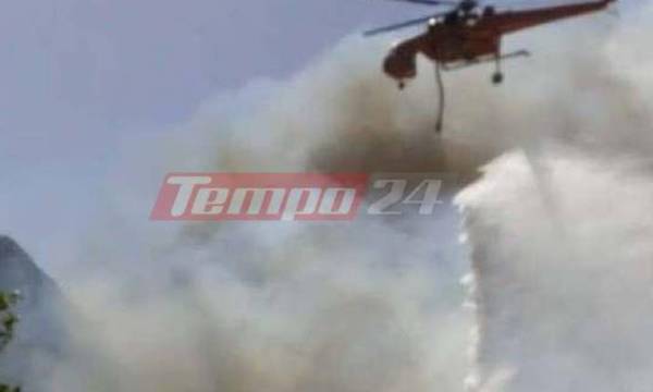 Πάτρα: Η στιγμή που ελικόπτερο ρίχνει νερό και σώζει σπίτι από τη φωτιά (video)