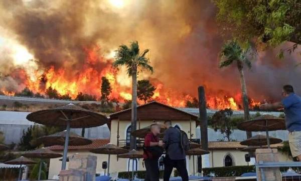 Φωτιά στη Ζήρια Αχαΐας: Εκκενώνονται χωριά - Κάηκαν τέσσερα σπίτια (photos - videos)
