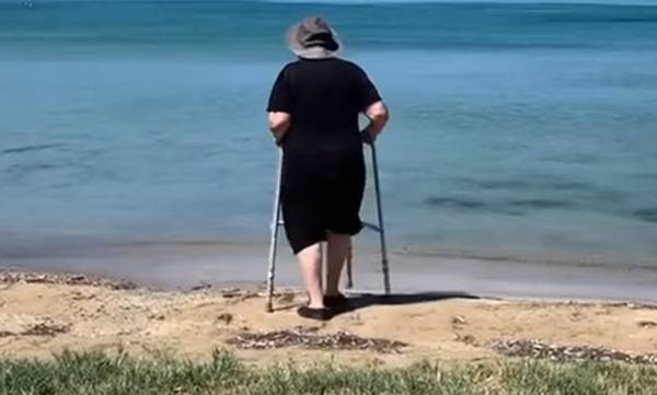 Η γιαγιά που ξεπέρασε κάθε αδυναμία για μια βουτιά στην Ελαφόνησο! (video)