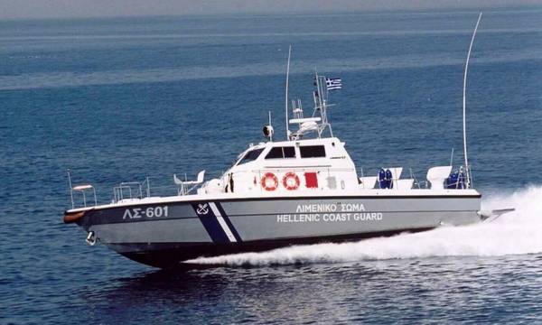 Με σκάφος του Λιμενικού απεγκλωβιζονται 10 πολίτες στο Βαθύ Γυθείου