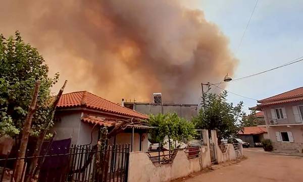 Ηλεία: Η πύρινη λαίλαπα καίει σπίτια σε Νεμούτα και Αχλαδινή - Απεγκλωβίστηκαν τρία άτομα