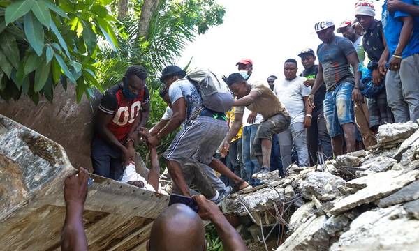 Φονικός σεισμός στην Αϊτή: 1.297 νεκροί, πάνω από 5.700 τραυματίες (videos)