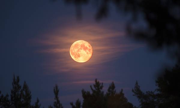Αυγουστιάτικη πανσέληνος: Οι οπτικές απάτες και οι μύθοι της Σελήνης