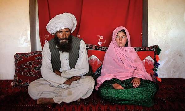 Αφγανιστάν: 11χρονο κορίτσι φωτογραφίζεται με τον 40άρη μελλοντικό σύζυγό της