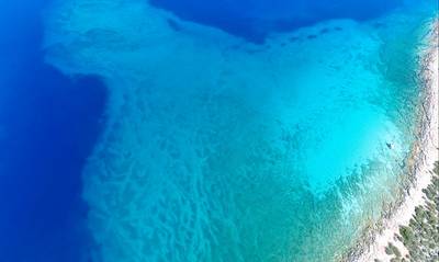 Λεπίτσα: Η άγνωστη παραλία της Αργολίδας με τα νερά… Καραϊβικής