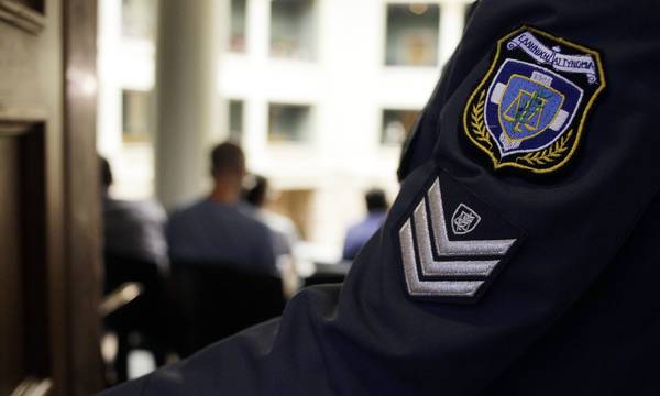 Κόρινθος: Αστυνομικός έκλεψε 600 ευρώ από κρατούμενους - «Το έκανα γιατί είμαι εθισμένος στον τζόγο»