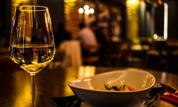 «Τσουχτερό» πρόστιμο 10.000 ευρώ σε ιδιοκτήτη εστιατορίου - μπαρ στην Πελοπόννησο