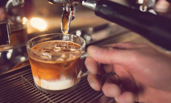 Έρευνα: Τρεις καφέδες την ημέρα μειώνουν τον κίνδυνο εγκεφαλικού και καρδιαγγειακού θανάτου