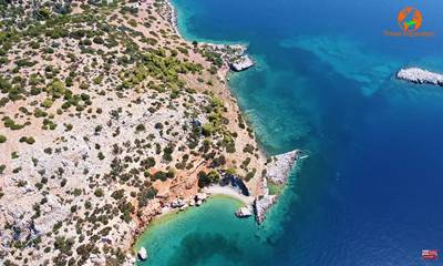 Η μοναχική νησίδα Κυρά του Σαρωνικού που βρίσκεται στη «σκιά» του Αγκιστρίου