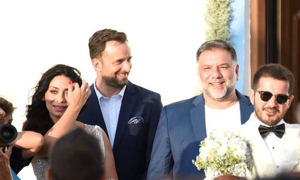 Γρηγόρης Αρναούτογλου: Έγινε κουμπάρος! Δείτε ποιον πάντρεψε στην Ελαφόνησο (photos)
