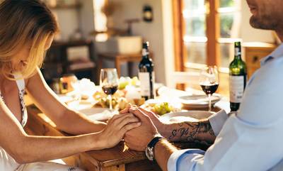 Ραντεβού για δείπνο στο σπίτι: 4 συμβουλές που θα σας βοηθήσουν