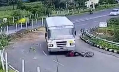 Απίστευτο βίντεο: Λεωφορείο παρέσυρε μοτοσικλετιστή - Δεν έπαθε ούτε γρατζουνιά!