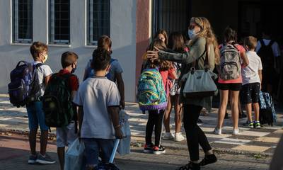 Πύργος: Γονείς μήνυσαν εκπαιδευτικούς που απαγόρευσαν την είσοδο σε μαθητές χωρίς μάσκες & τεστ