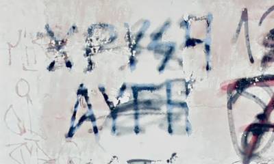 Η ΚΝΕ σβήνει ναζιστικά συνθήματα και σύμβολα από τοίχους των σχολείων στη Σπάρτη