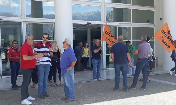 ΕΛΜΕ Λακωνίας: Παράσταση διαμαρτυρίας στη Διεύθυνση Δευτεροβάθμιας Εκπαίδευσης στη Σπάρτη