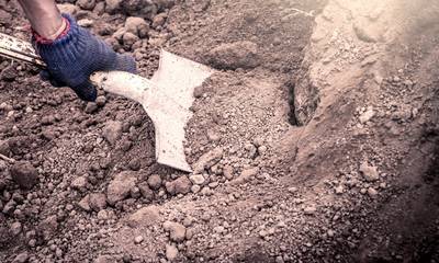 Ηλεία: Εργάτης καταπλακώθηκε από χώματα στο Χάβαρι - Τον ξέθαψαν με φτυάρι