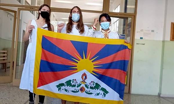 Πύργος: Ελεύθεροι οι τρεις Θιβετιανοί που σήκωσαν αυτονομιστική σημαία