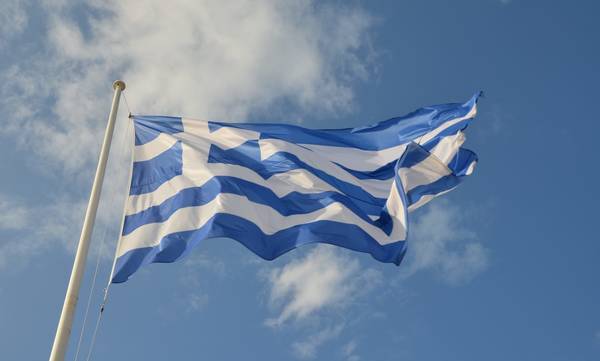 Αλλοδαποί στα Φιλιατρά επιχείρησαν να κατεβάσουν την Ελληνική σημαία