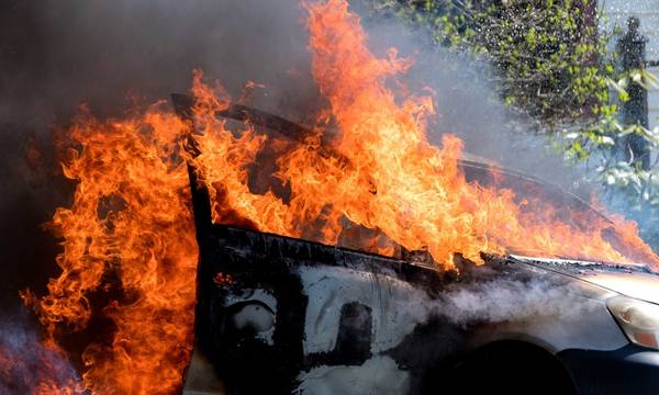 Απίστευτο περιστατικό στην Πάτρα: Έκαψε το αυτοκίνητο της πρώην συζύγου του