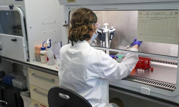 Συναγερμός από νέα έρευνα: Μπορούν να εμφανίσουν long covid και οι εμβολιασμένοι
