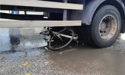 Tραγωδία στη Θεσσαλονίκη: Νεκρή ποδηλάτισσα που παρασύρθηκε από φορτηγό