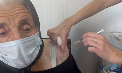 Λακωνία: «Κάντε την 3η δόση του εμβολίου» λέει γιαγιά 100 χρονών, από τη Μονεμβασία!