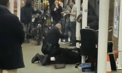 Νέα Υόρκη: Σοκάρει βίντεο με αστυνομικό να χτυπά και να αφήνει αναίσθητο άστεγο