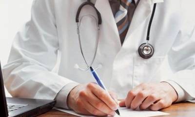 Ανεμβολίαστος γιατρός στην Πάτρα βγαίνει συνεχώς σε αναρρωτική άδεια για να μην χάσει το μισθό του