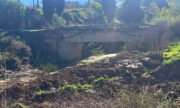 Καθαρισμός από την Π.Ε. Κορινθίας στο ρέμα Ράχιανι, στο Σπαθοβούνι