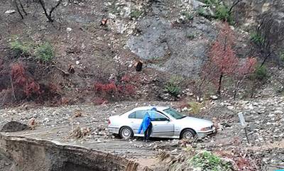 Κακοκαιρία: Παρ’ ολίγον τραγωδία στο Σχίνο Λουτρακίου  - «Άγιο» είχε οδηγός (photos)
