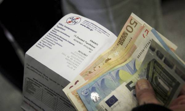 Έρευνα Intrum: 1 στους 2 Έλληνες αδυνατεί να πληρώσει τους λογαριασμούς του