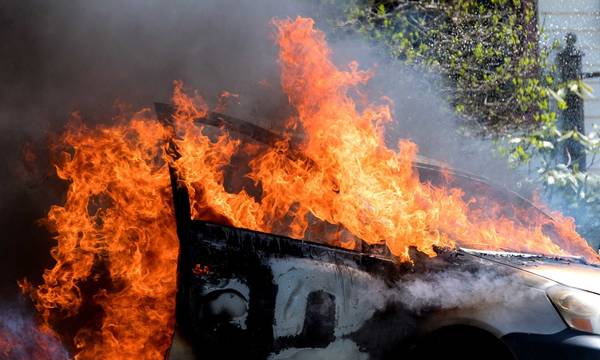 Απίστευτο περιστατικό στην Πάτρα: Έκαψε το αυτοκίνητο της εταιρείας του επειδή απολύθηκε