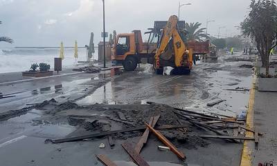 Κακοκαιρία: Ζημιές στην παραλία της Καλαμάτας - Έκλεισε η παραλιακή οδός Ναυαρίνου
