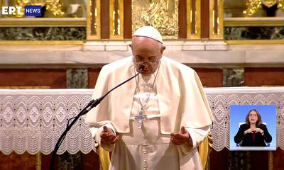 Η συγκινητική στιγμή που ο Πάπας Φραγκίσκος ψέλνει το «Πάτερ Ημών» στο Ναό του Αγίου Διονυσίου