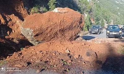 Tεράστιος βράχος έπεσε στο δρόμο του Ζάρακα Λακωνίας (photos)