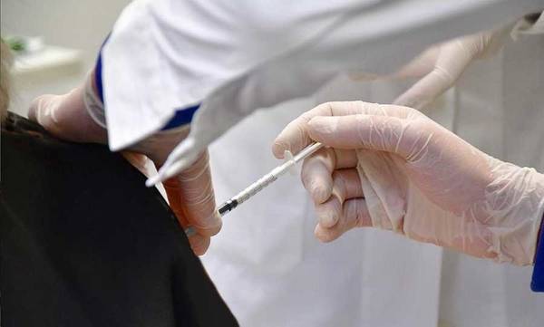 Πάτρα: Γιατρός εμβολίαζε το μπουφάν του… πελάτη έναντι 200€