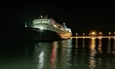 Στα αβαθή στο λιμάνι του Γυθείου επικάθησε το επιβατηγό οχηματαγωγό πλοίο «Aqua Jewel» (video)