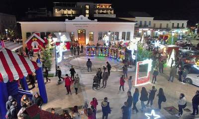 Άγιος Βασίλης: «Η Μάνη φωταγώγησε τα Χριστουγεννιάτικα Δέντρα της σε Γύθειο και Αρεόπολη» (photos)