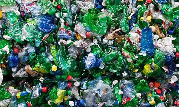 Το πλαστικό είναι βρώμικο  - Αυξάνεται η ζήτηση του με δραματικό οικολογικό αποτύπωμα