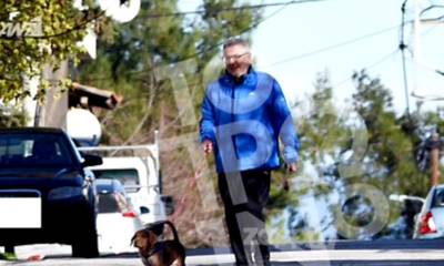 Βόλτα με τον σκύλο του ο Στάθης Παναγιωτόπουλος (video)